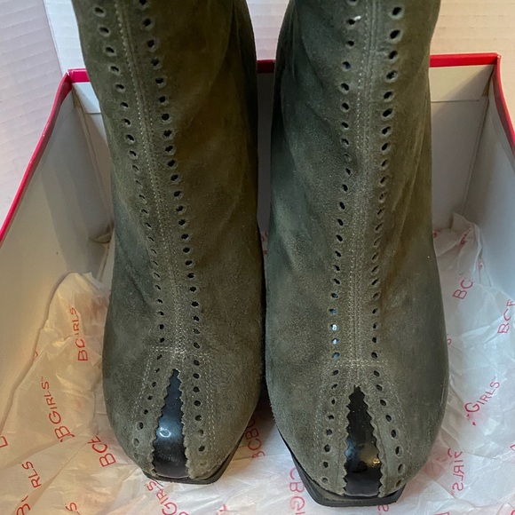 EUC BCBGirls Women's Size 9B Platform Grey Suede Black Patent Leather Boots - Picture 8 of 10